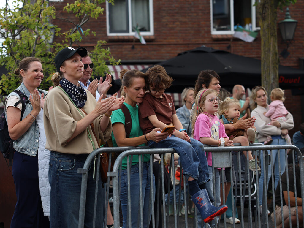 Ouders klappen voor de kinderen
