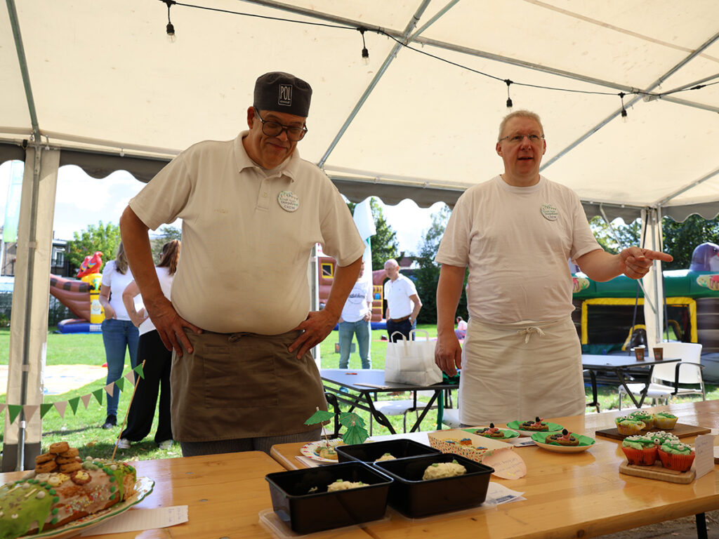 Bakkers Paul en Piet bekijken de ingeleverde lekkernijen