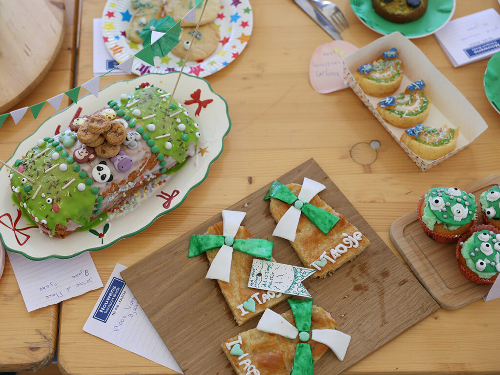 Tafel met diverse Aogse lekkernijen, zoals koekjes in een molen-vorm