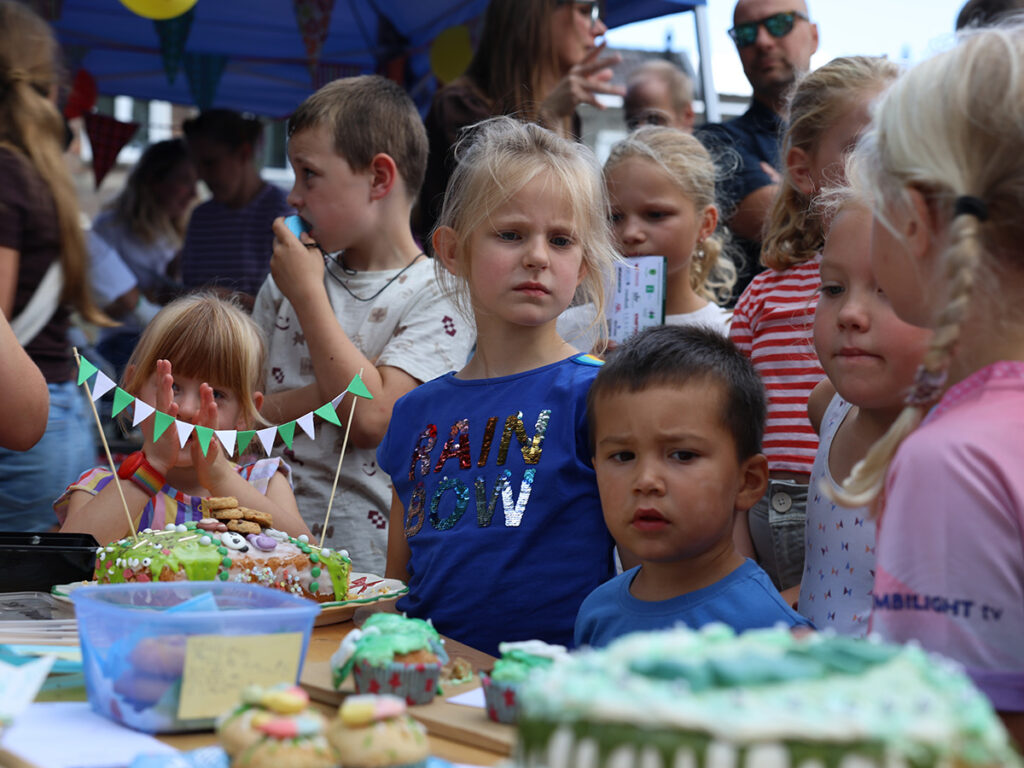 Kinderen bekijken de Aogse lekkernijen