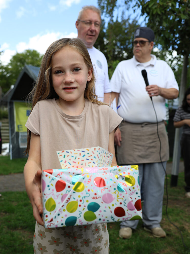 Meisje heeft een cadeau gekregen