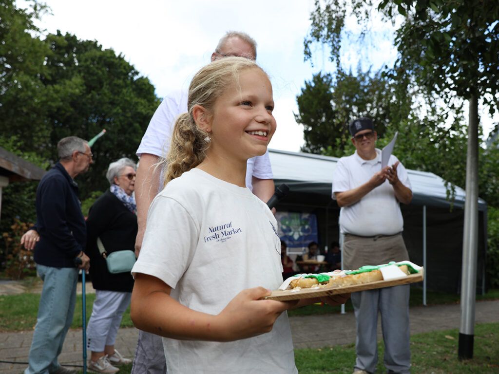 Meisje houdt een plateau vast met daarop koekjes