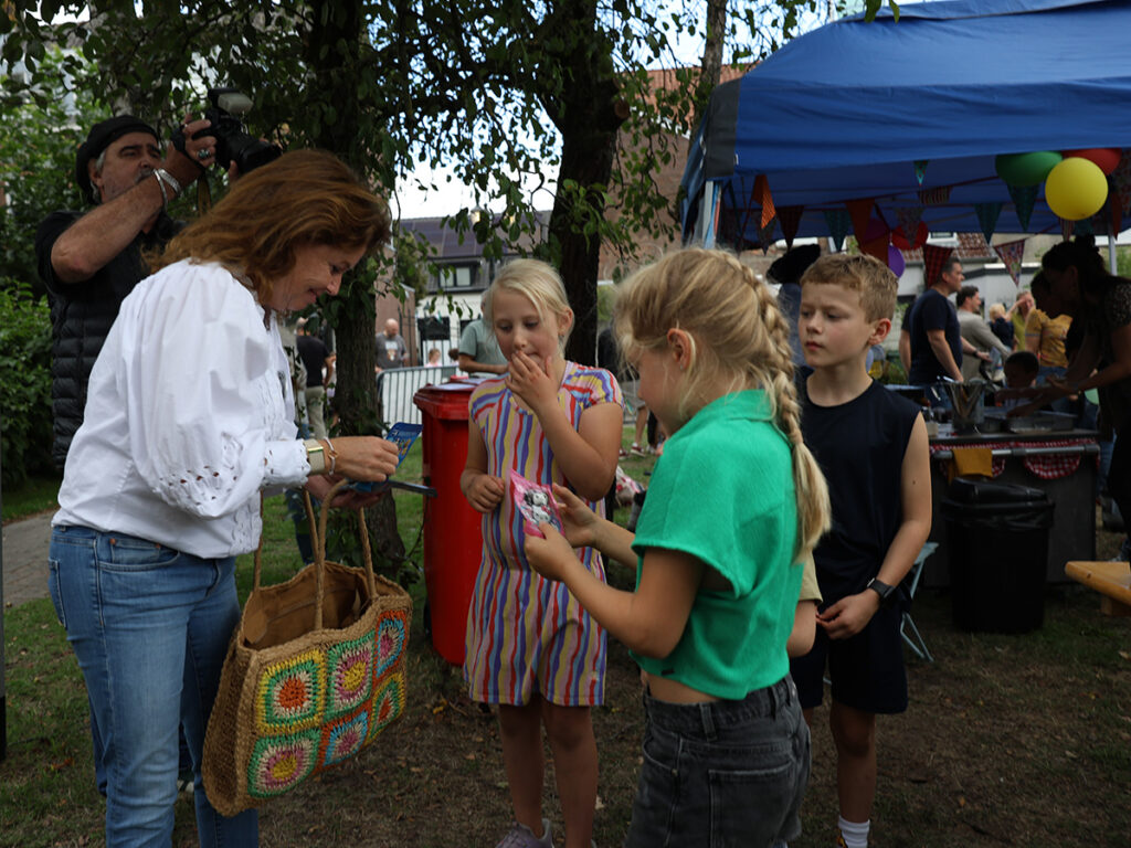 Astrid deelt prijzen uit aan 3 kinderen