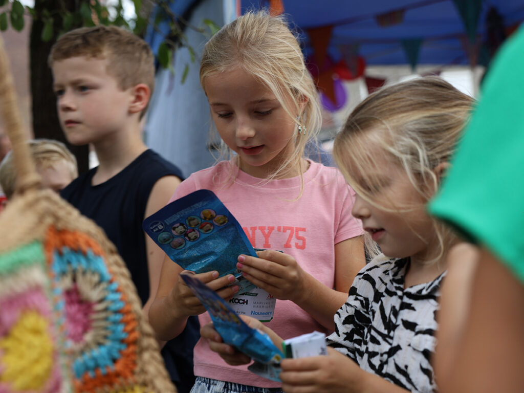 Kinderen bekijken de prijsjes die zij hebben ontvangen