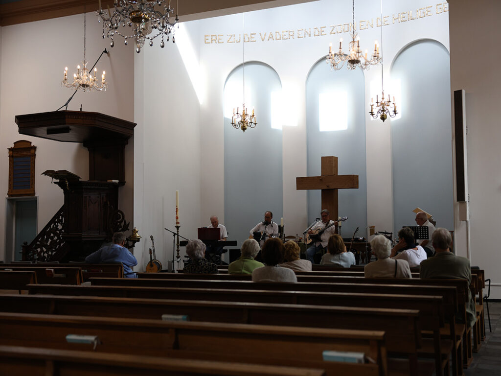 4 mannen staan op het podium in de Johanneskerk