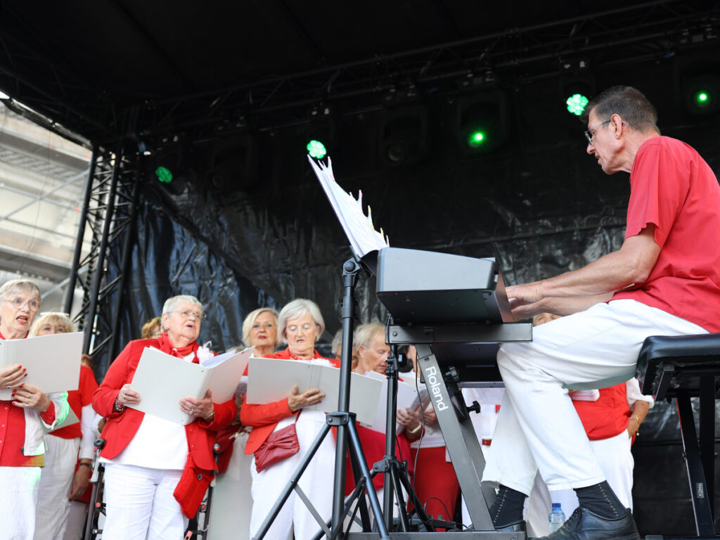 toestenist begeleidt het Groot Evenementen Koor