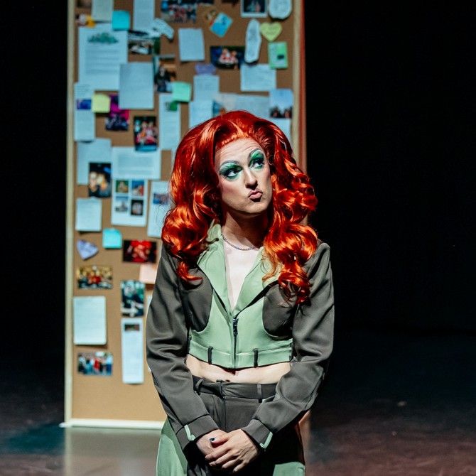 Drag queen Emily Salvia tijdens een cabaretoptreden