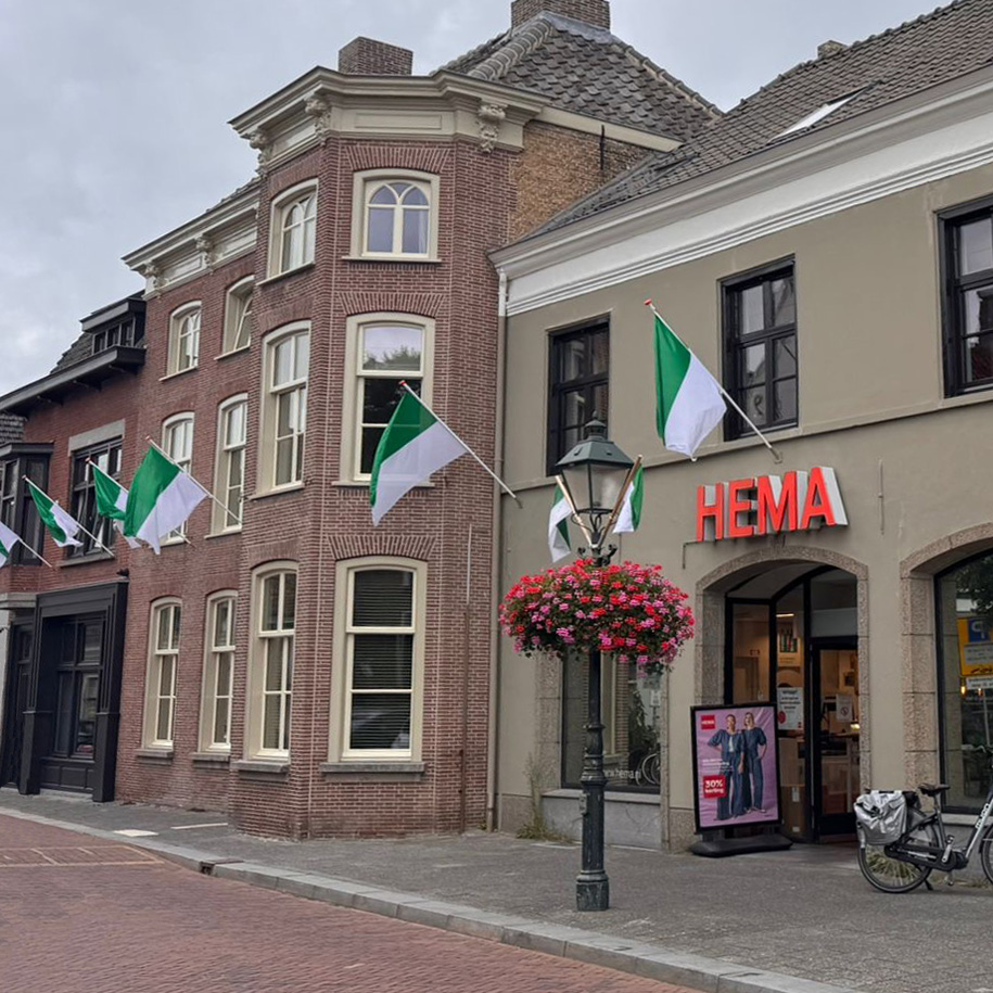 Groen-witte vlaggen van Princenhage op de Haagsemarkt