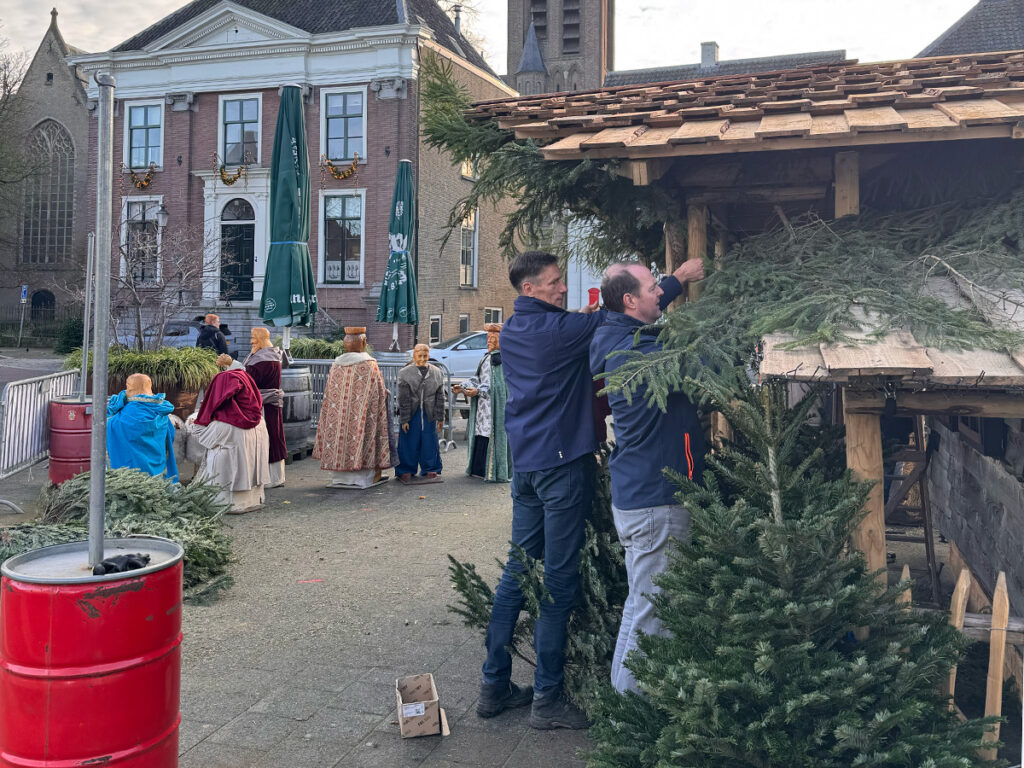Ruud en Xander bouwen de kerststal op de Haagsemarkt in Princenhage op.