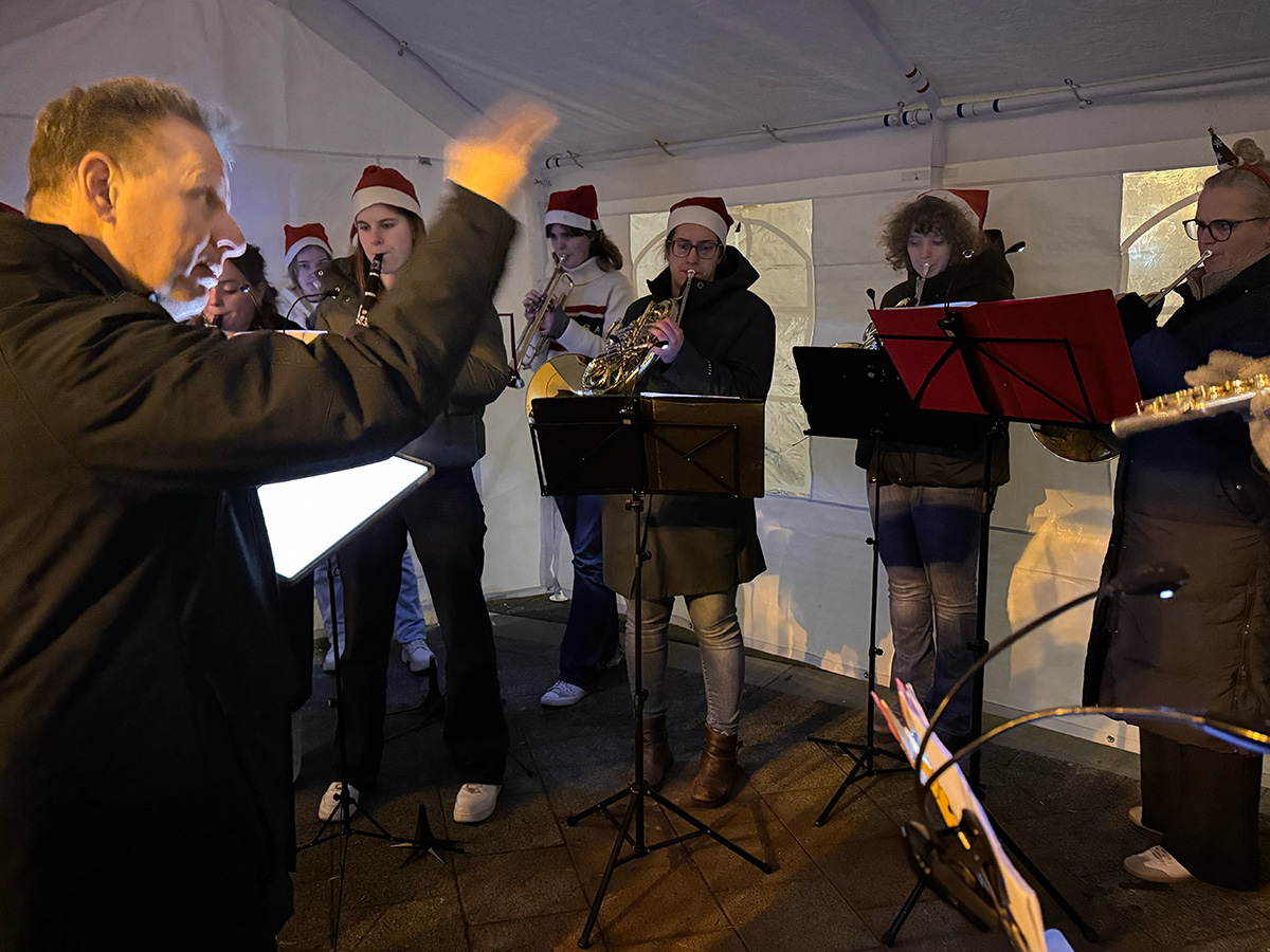 Opstap- en Opleidingsorkest van Koninklijke Harmonie Cecilia Princenhage treedt op tijdens de opening van de kerststal op de Haagsemarkt