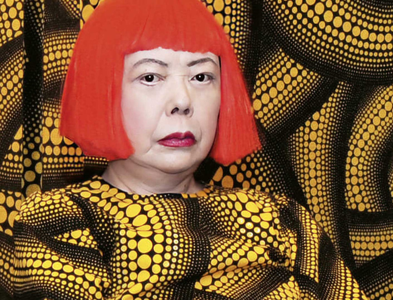 Yayoi Kusama met de voor kenmekrende polka dot achtergrond